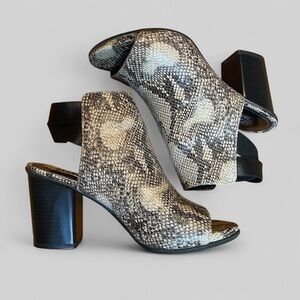 Kenneth Cole Reaction neutral snakeskin Fridah Fly Peep Toe Booties size-6.5